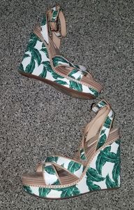 Gianni Bini white green wedge sandals 9.5